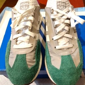Adidas E5 retropy running sneaker men's sz10. Grey,white n collegiate green.